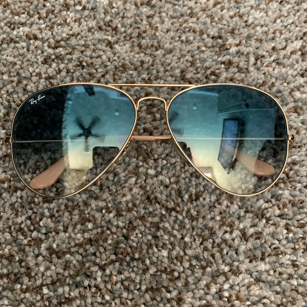 BARELY USED! Ray-Ban aviator sunglasses